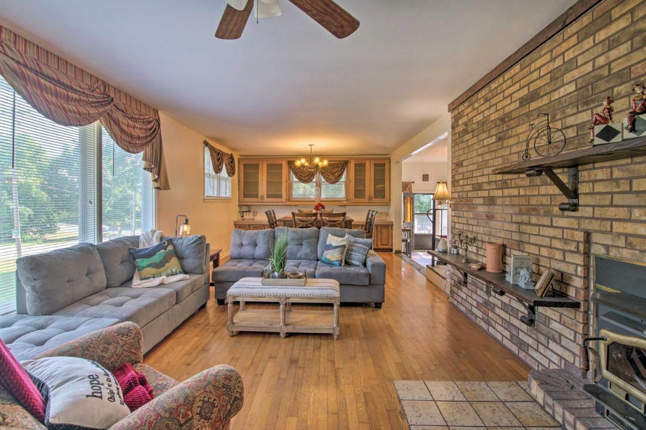 Bright Springfield Home Walk To Nature Center! Exteriér fotografie